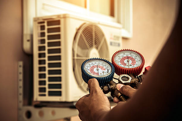 Professional Hvac technician working in Roseville, MI